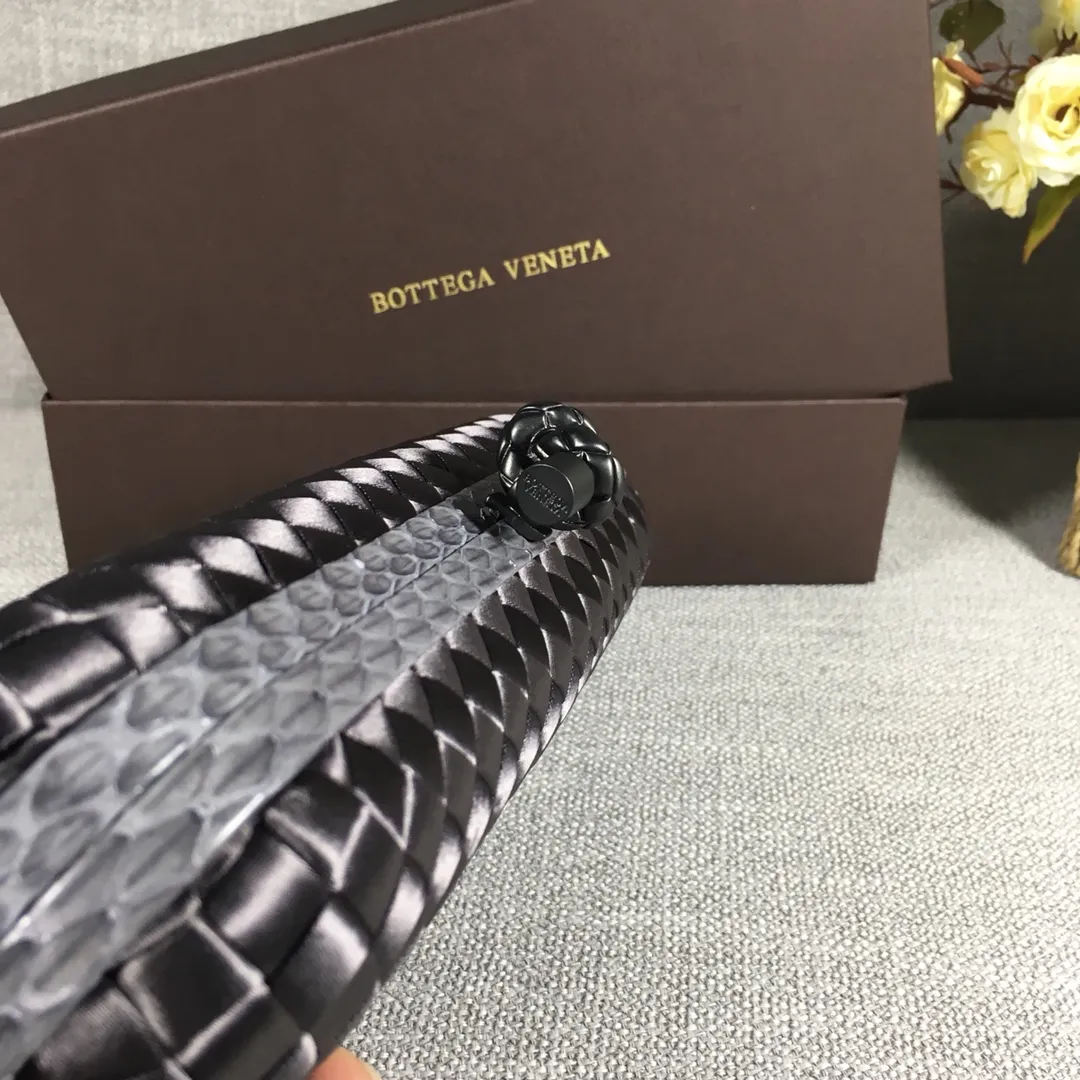 8651 Large Classic Dinner Bag ~~~Snake leather with ribbon ~~~Dense and slippery, not easy to fluff, can hold iPhones of all sizes! Size: 25cm*9.5cm*4cm